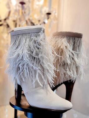 Feathered Winter White Suede, Y2K Era Ankle Boots Size 7 New, Colin Stuart